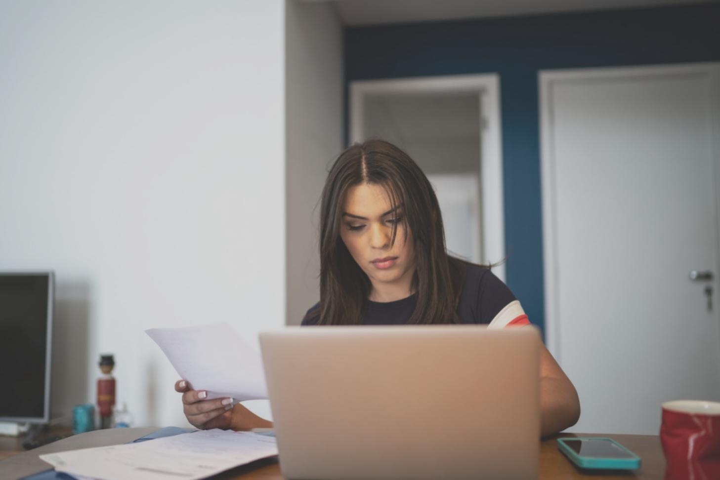 Студенты изучают материалы по журналистской этике в библиотеке