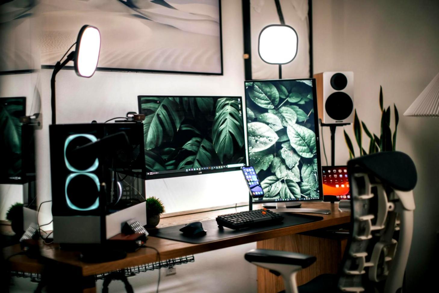 Команда обсуждает журналистские материалы за рабочим столом