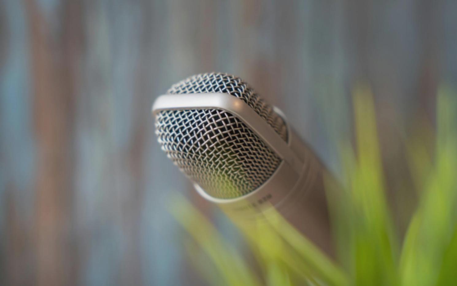 Процесс журналистского исследования с документами и записями интервью на рабочем столе